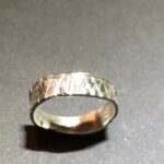 R003 ring zilver onregelmatig met lijntjes