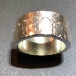 R005 ring zilver met kroon- en kettingmotief