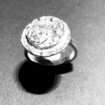 R014 ring zilver met 3 cirkels met 1 witte zirconia 2 mm