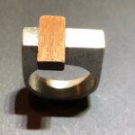 R023 ring zilver met dwars blokje basralocus