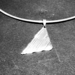 H001 hanger zilver driehoekig gelijnd